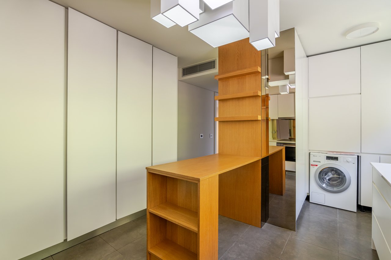 Sophisticated Three-Bedroom Apartment in Porto