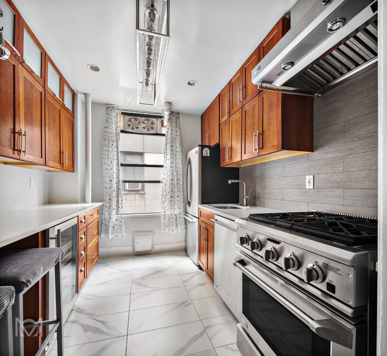 146 East 49th Street, 9C