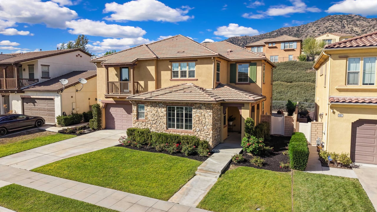 885 E Manresa