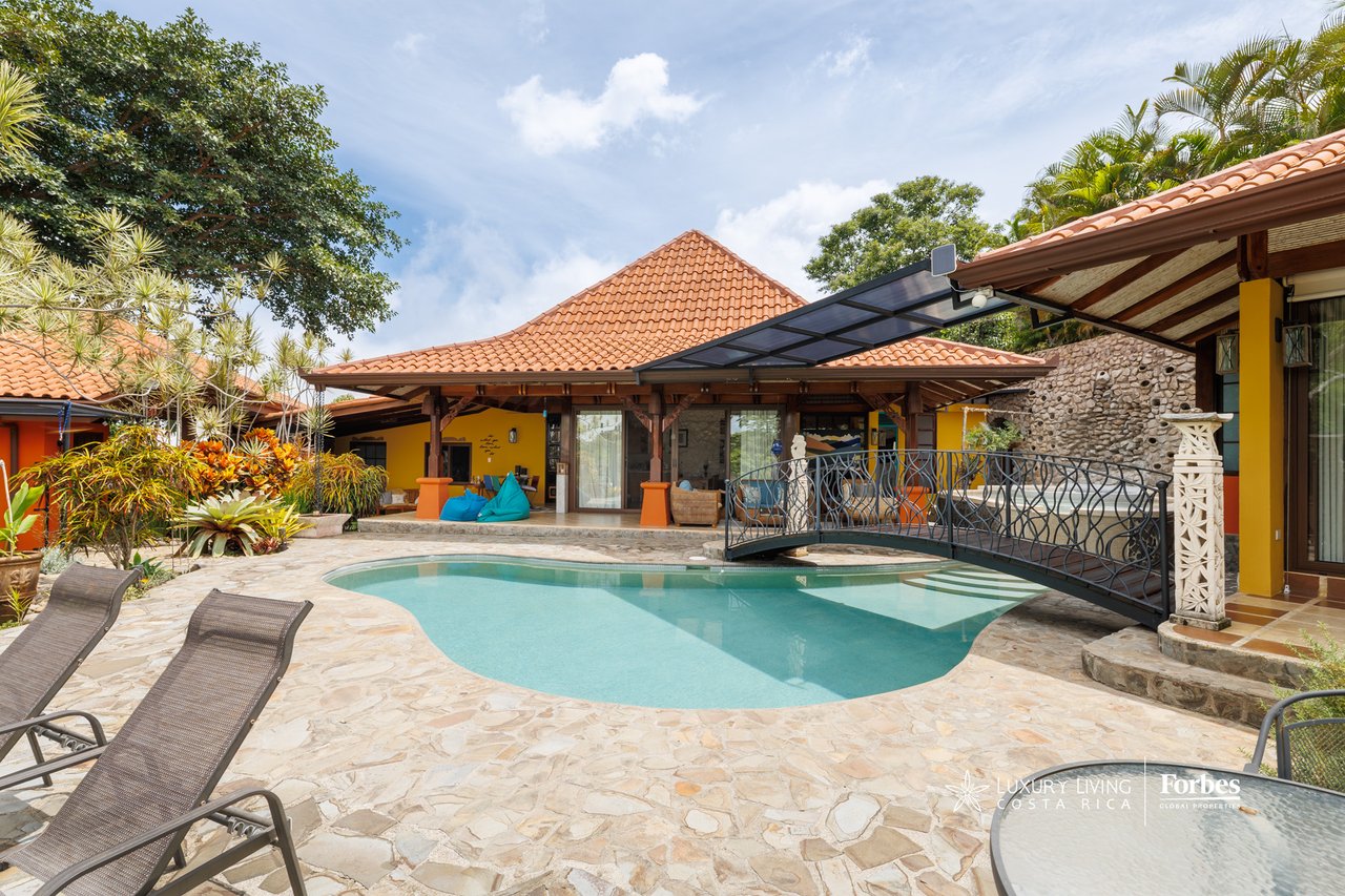 21476 - House: Balinese-Inspired Luxury Home for Sale in Atenas