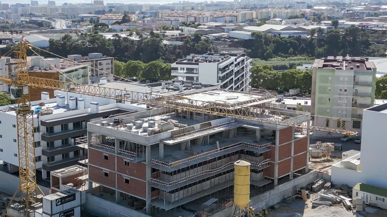 Modern 1-Bedroom Apartment in Camarate, Loures