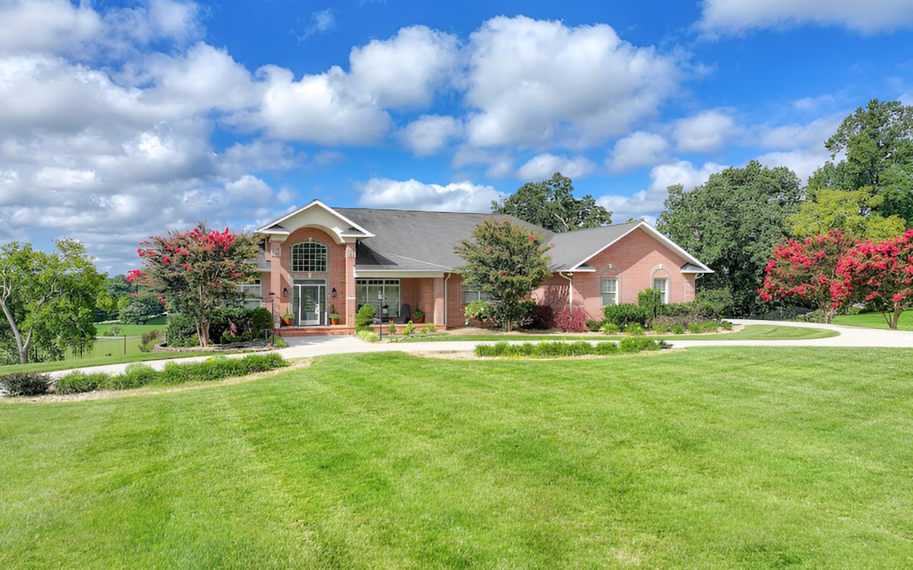 Wallace Luxury Spotlight | 3817 Compass Pointe Drive Louisville, TN 37777