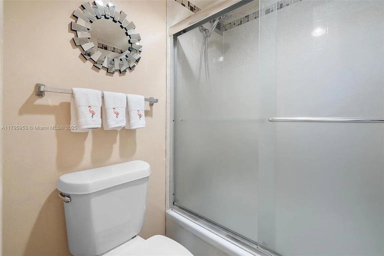 1239 Hillsboro Mile Apt 203