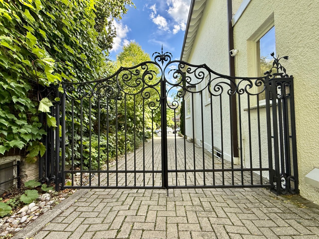 Moore Park 5 Bedroom on Lush Lot