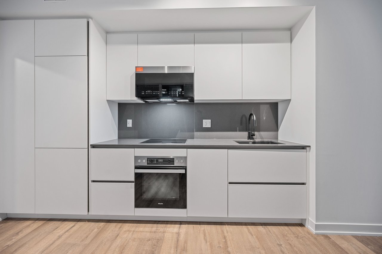 327 King Street W Unit: 302