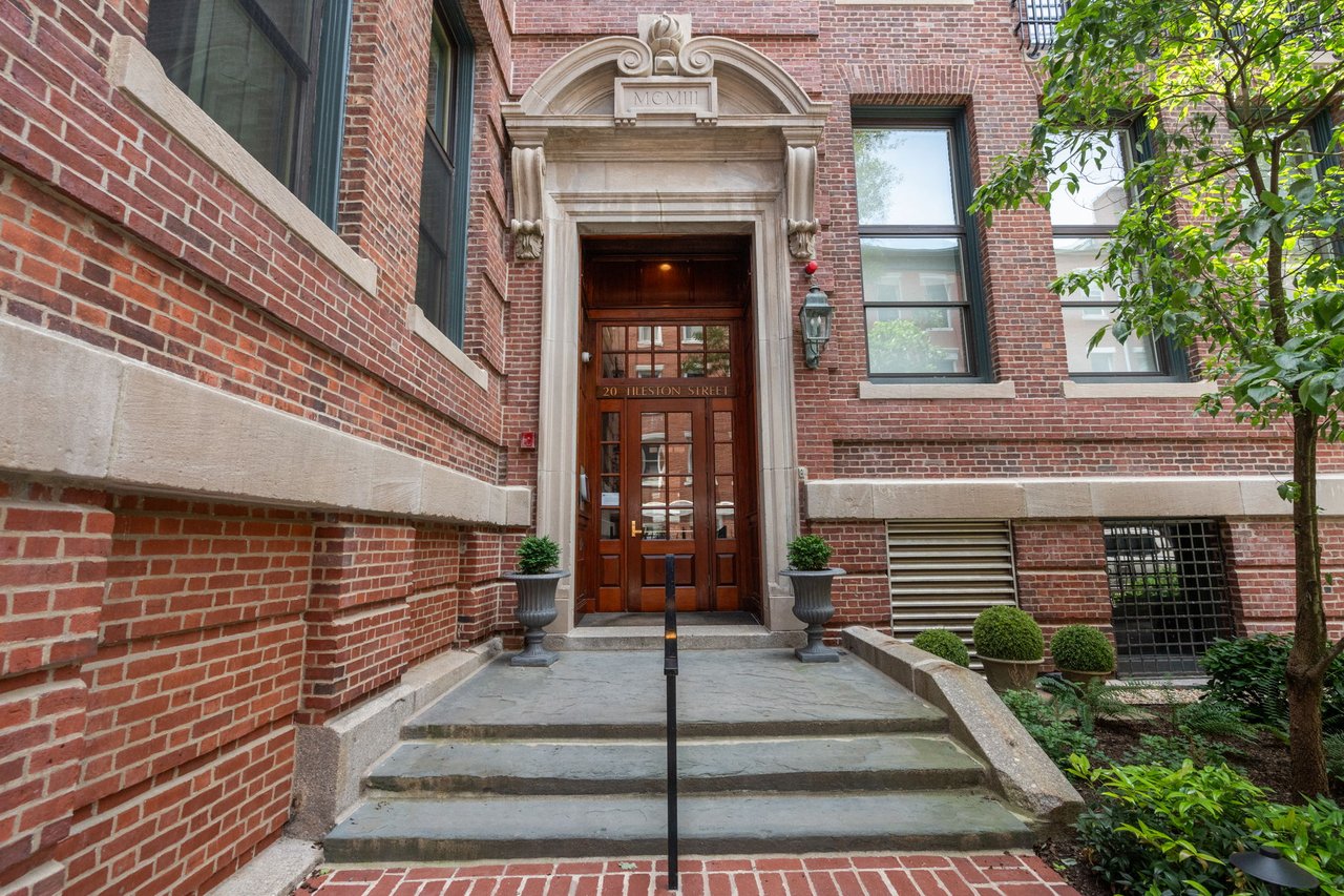 Exceptional Columbus Court Residence