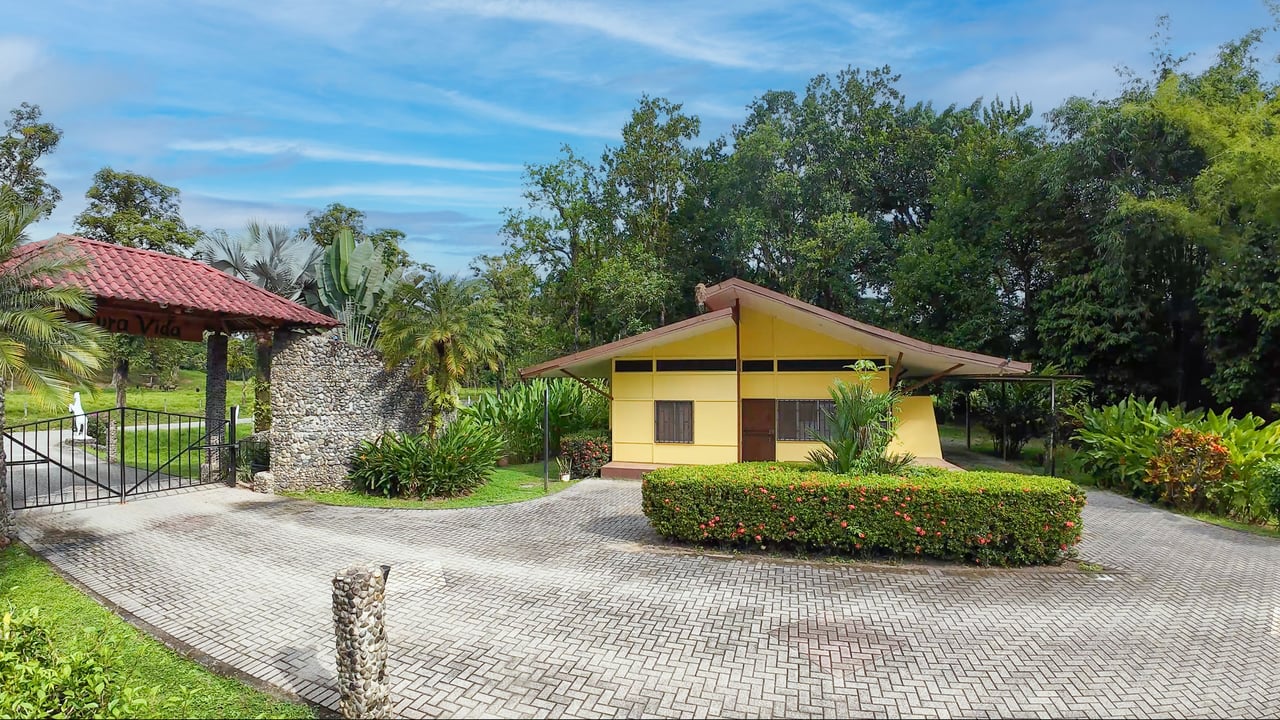 Tropical Estate in Gated Community near Quepos
