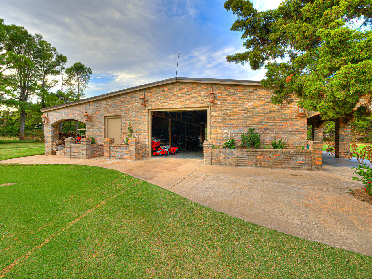 Private 18-Hole Golf Course Estate with Pickleball Court – A Once-in-a-Lifetime Opportunity in Edmond, Oklahoma - Wyatt Poindexter - The Agency OKC 