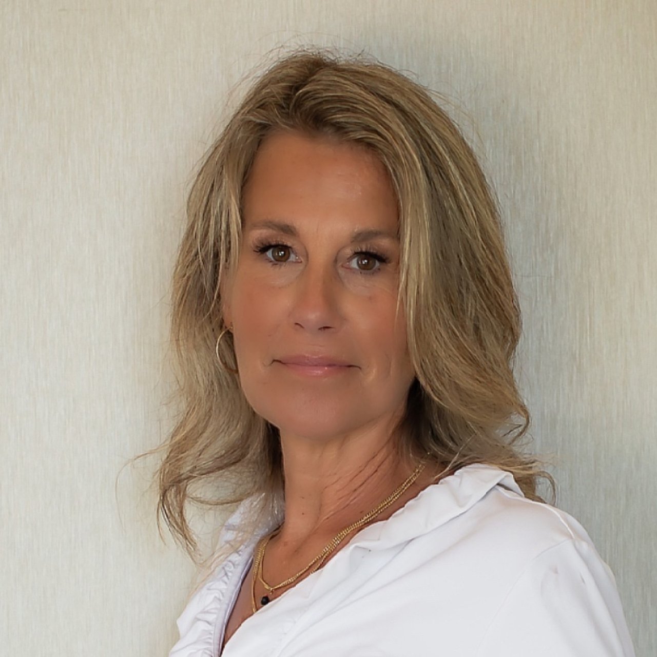 April Fernandez Downers Grove, IL Real Estate Agent Headshot