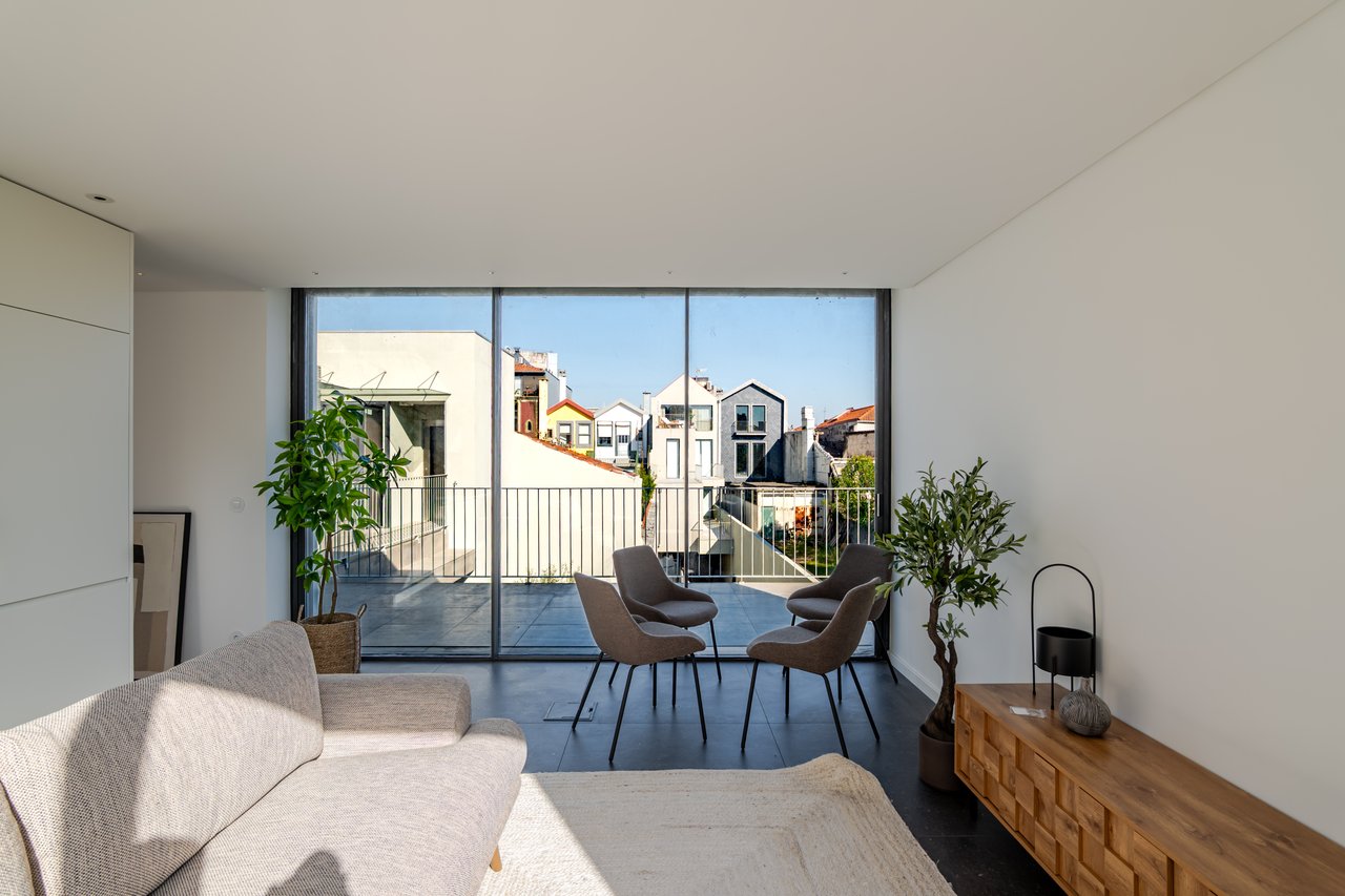 Modern 2-Bedroom Apartment with Expansive Private Terrace & Sort-term Rental (AL) License in Central Porto
