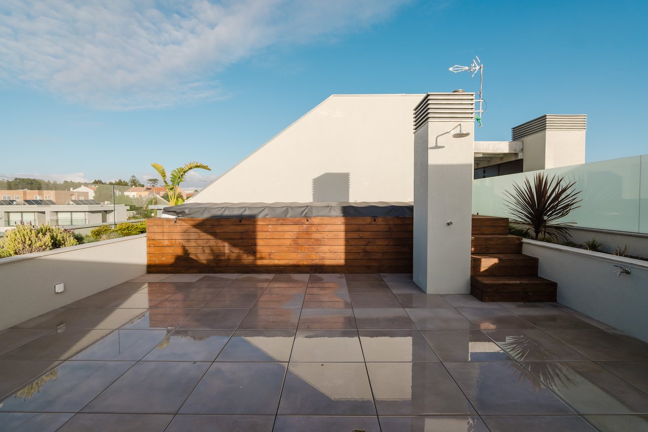 Luxurious 4-Bedroom Sea-View Apartment with Expansive Terrace and Parking in Vila Nova de Gaia