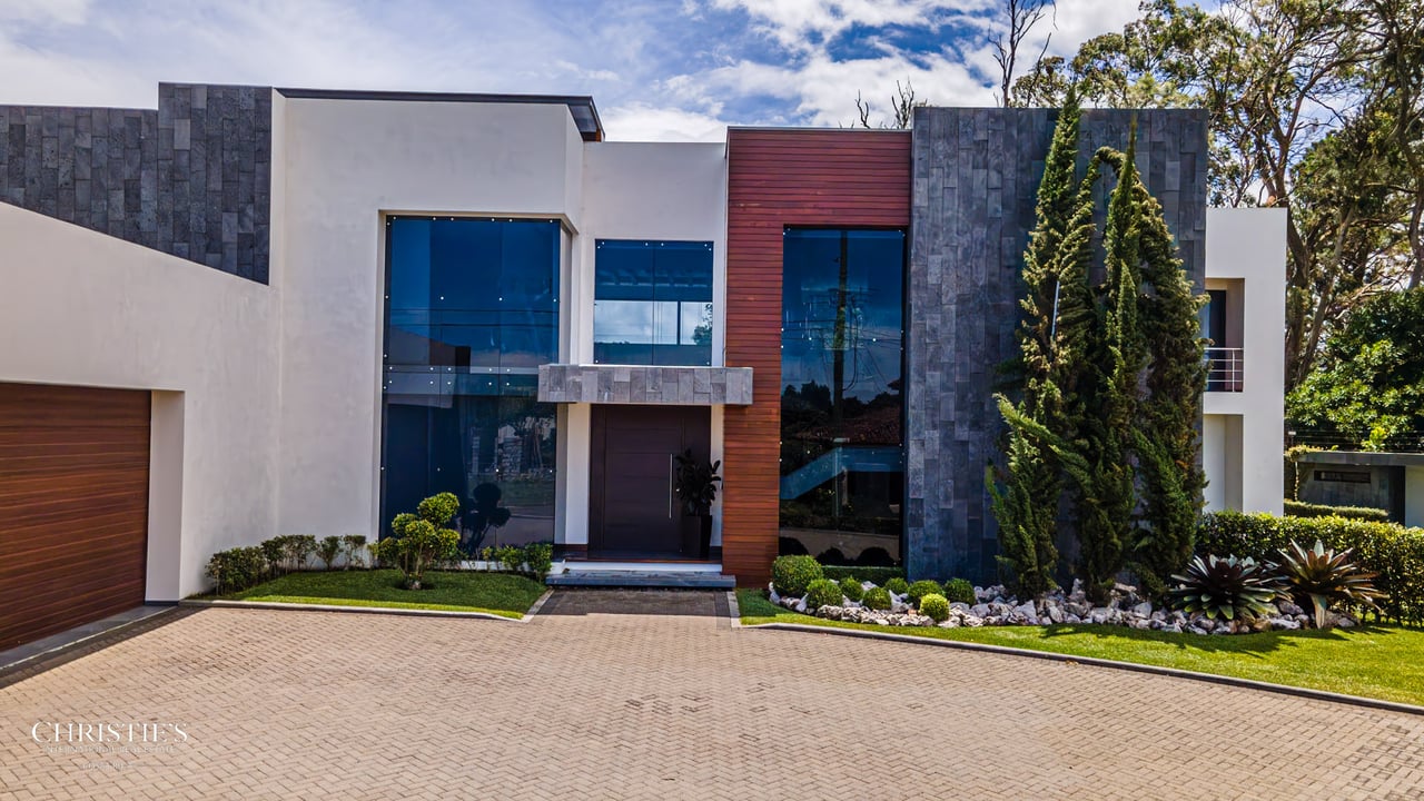 Modern Elegance with Panoramic Views – Exclusive Las Gemas Residence