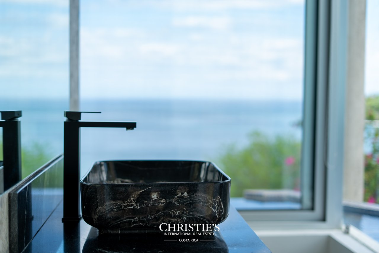Casa Holmes: Award-Winning Glass House with Ocean Views