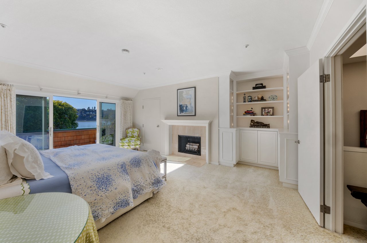 Luxurious End Unit in Point Tiburon