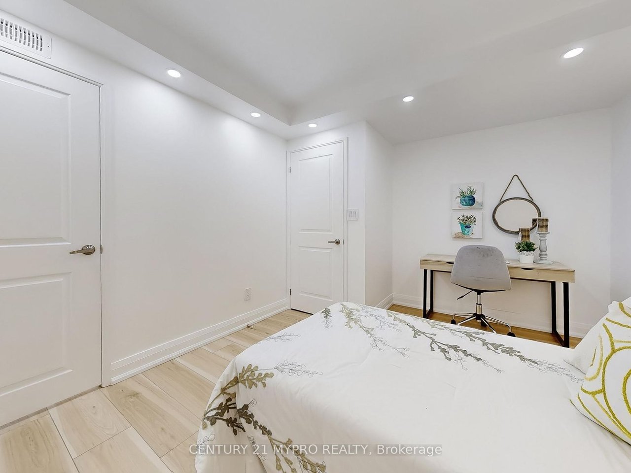 HOLLYWOOD PLAZA PENTHOUSE