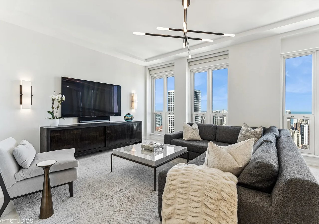 11 E Walton St APT 4202