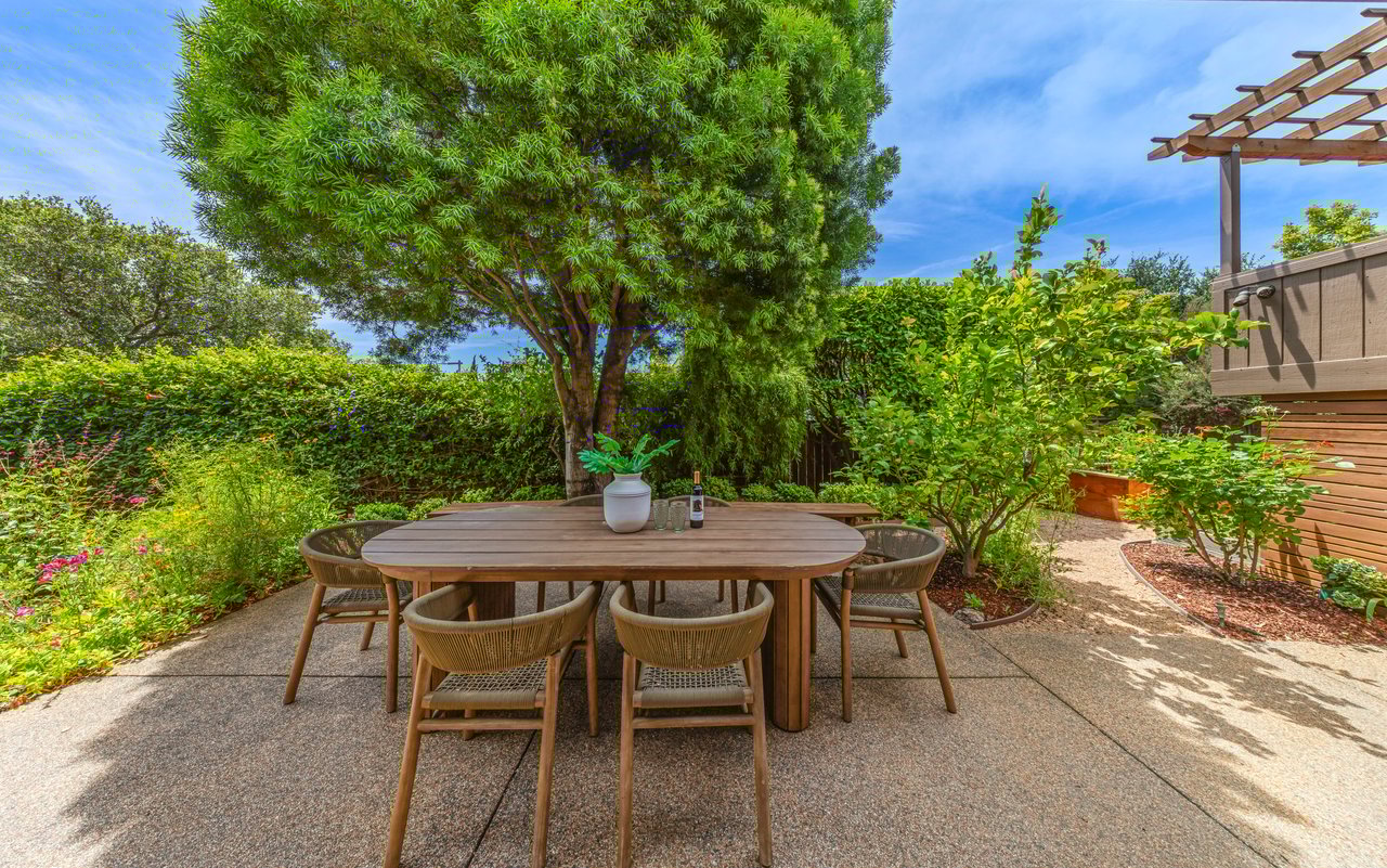 Inviting and Updated - Picturesque Grounds