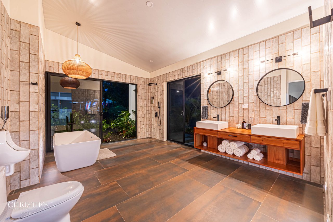 Contemporary Mountain View Villa – 10 Minutes to Playa Dominical