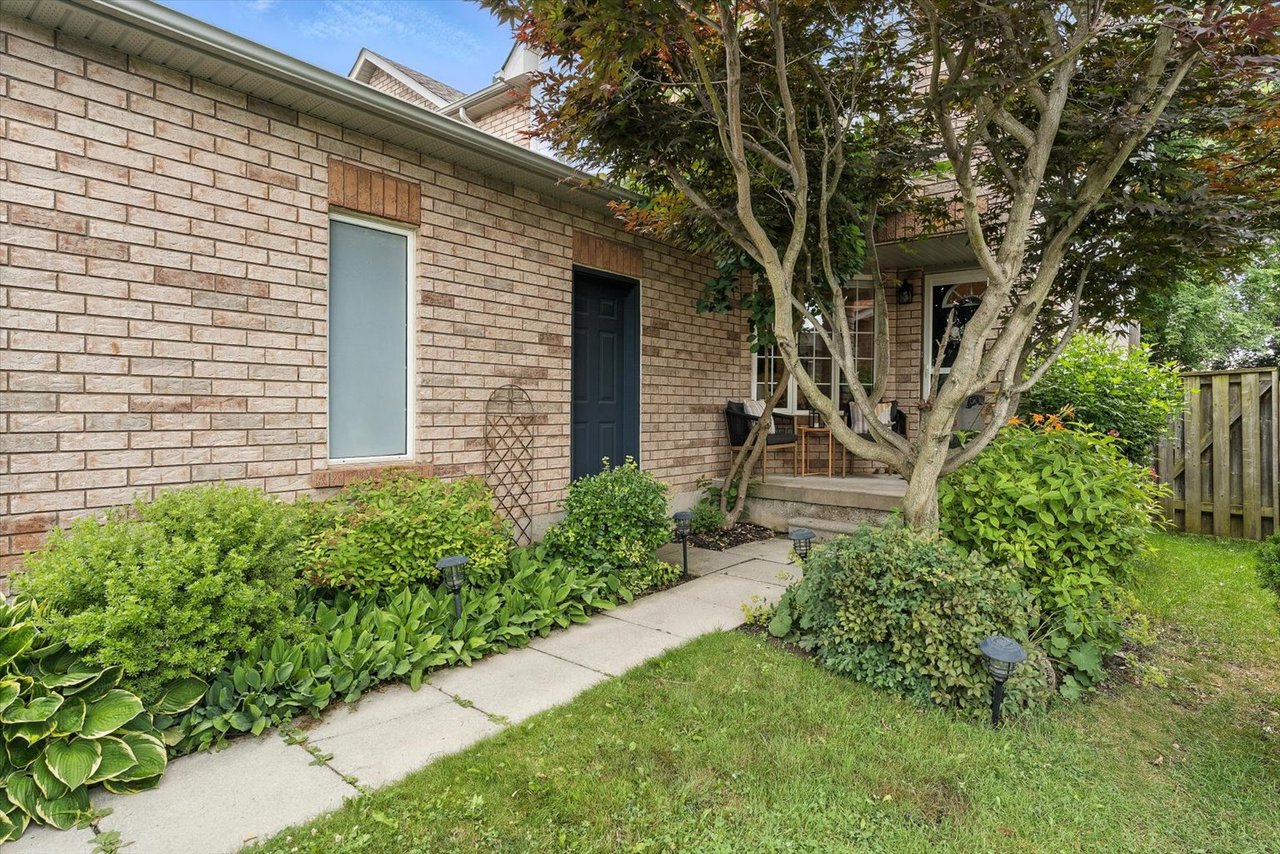 151 Mowat Cres