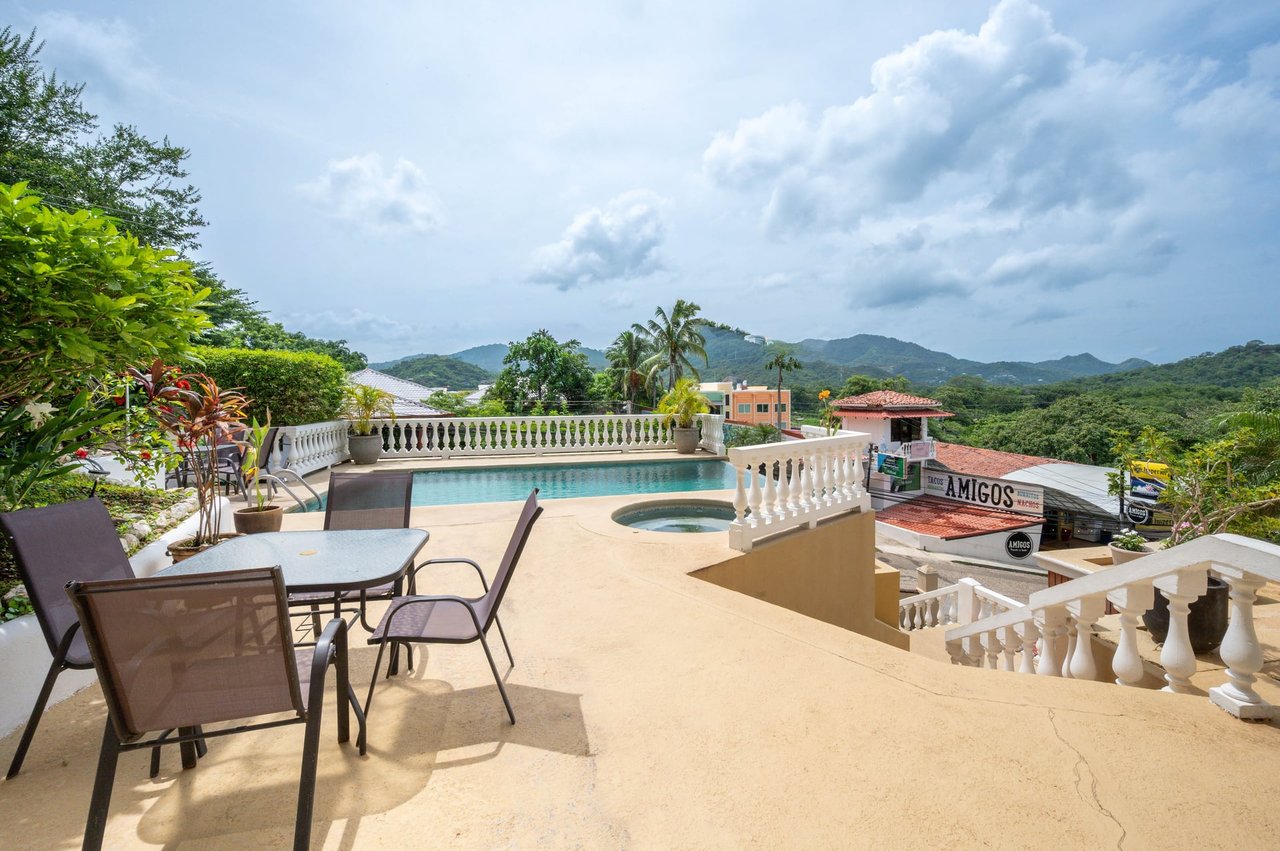 Flamingo Marina Real 11 – Move-in Ready Condo Steps from Flamingo Beach   