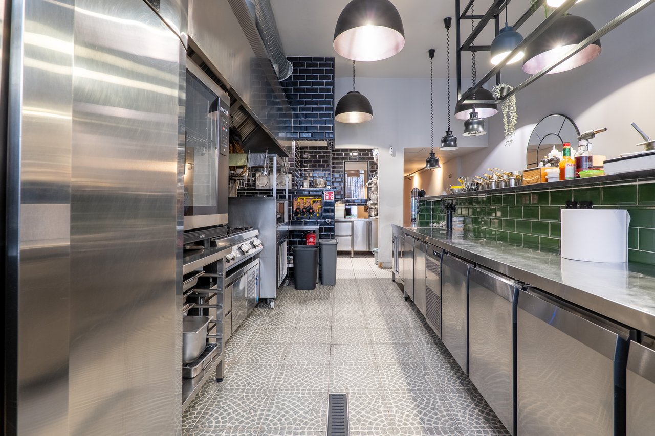 Prime Fine-Dining Restaurant Business Transfer (“Trespasse”) in Central Porto