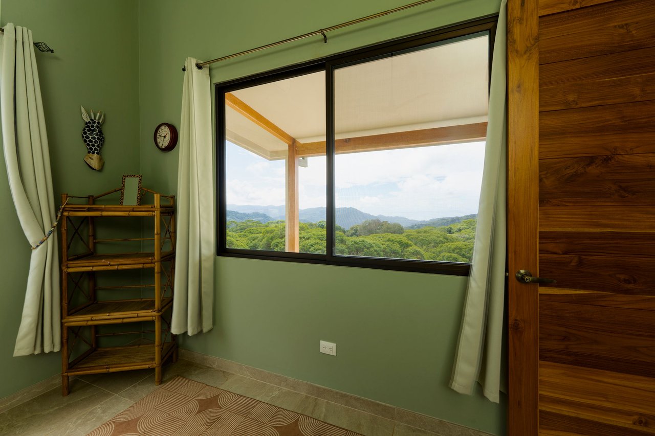 NEW PRIVATE MOUNTAIN HOME WITH OCEAN VIEWS ABOVE LAGUNAS