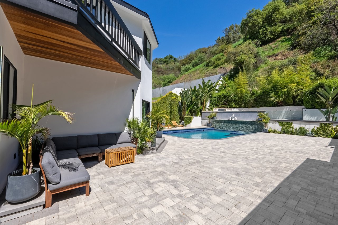 1750 N Beverly Glen Blvd