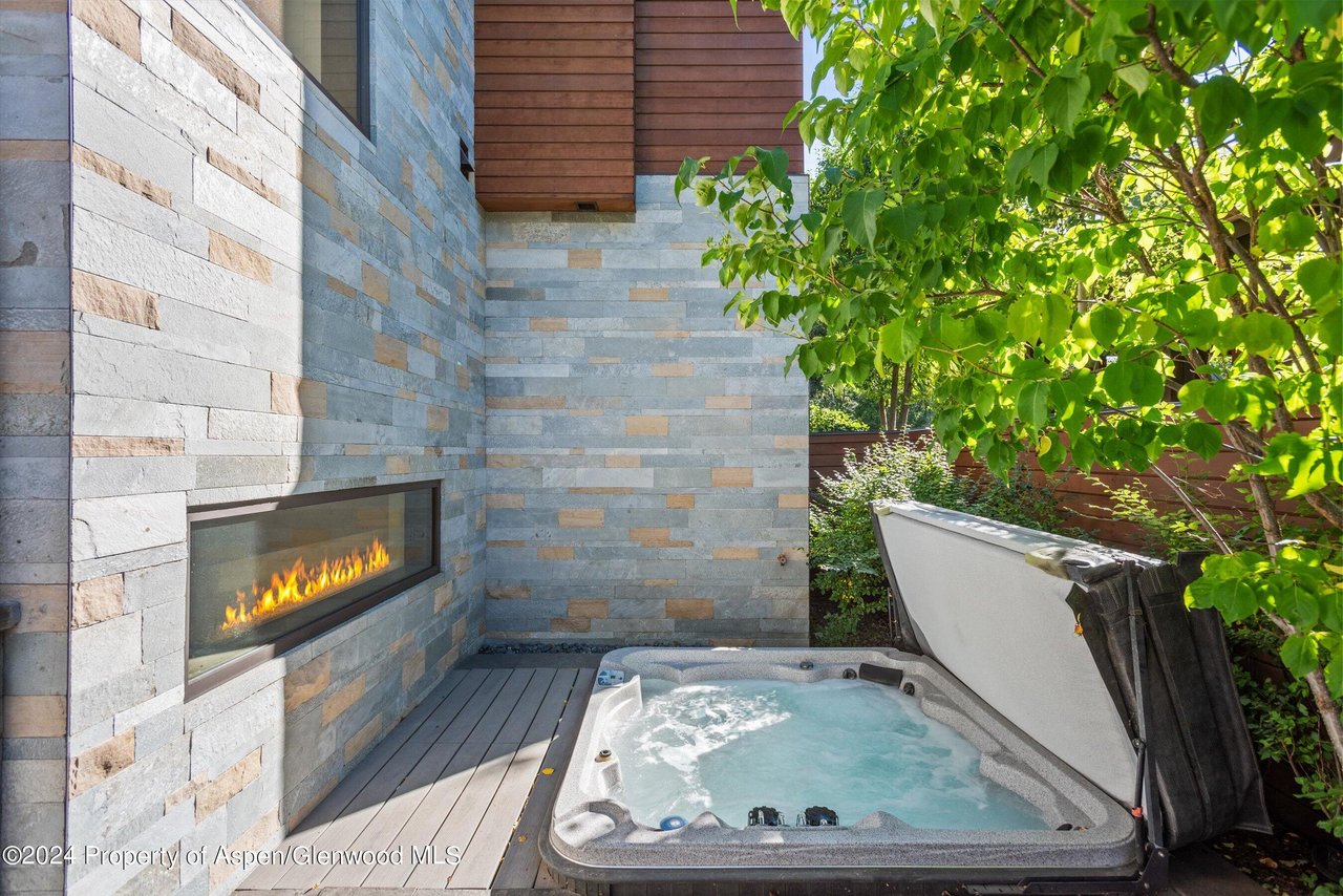 700 W Smuggler Street