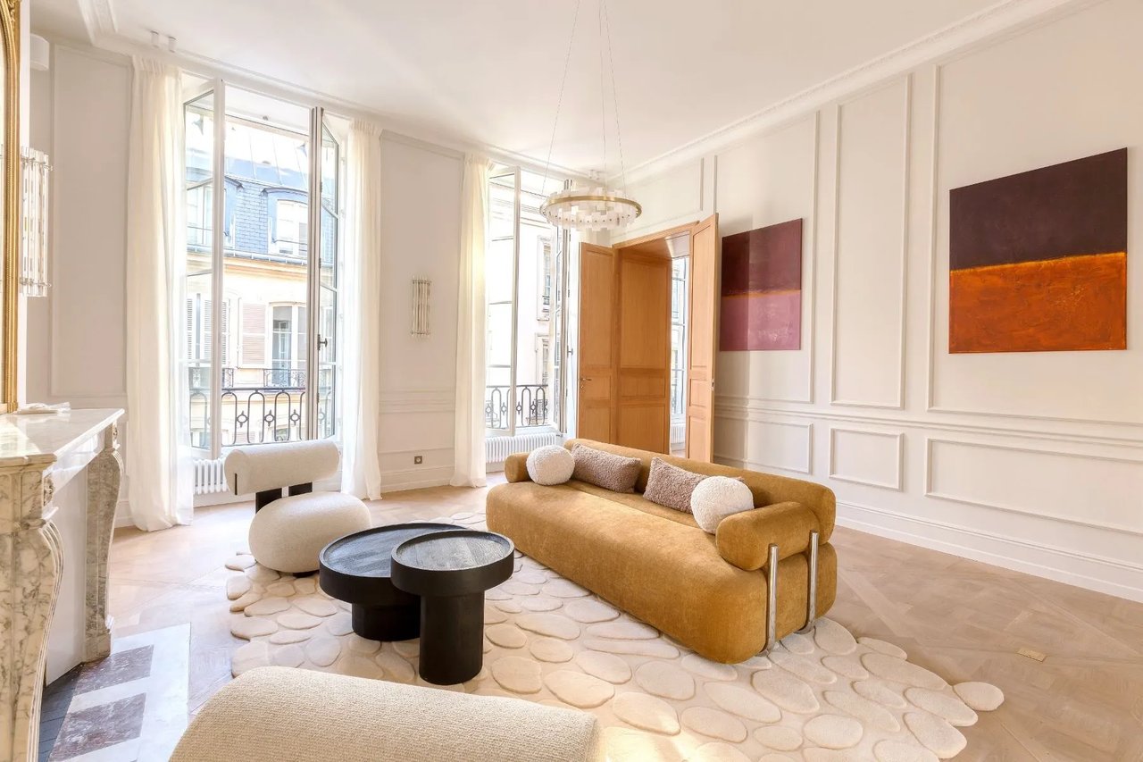 Paris VI - rue de TOURNON - Superb renovated apartment with exceptional volumes.