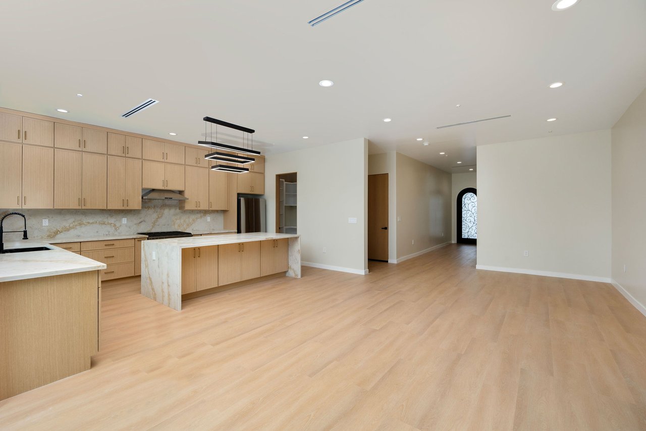 17510 Miranda St, Encino