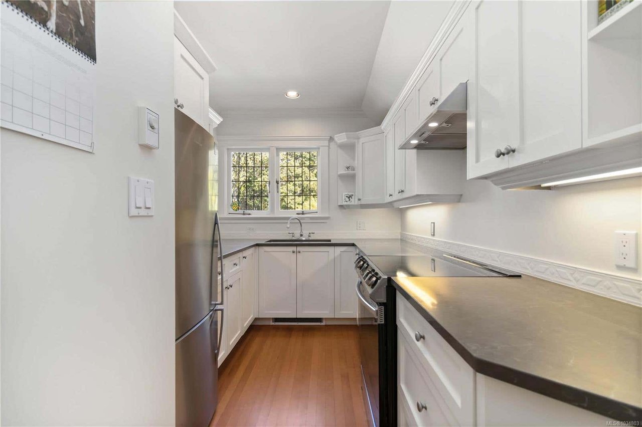 349 Foul Bay Rd F