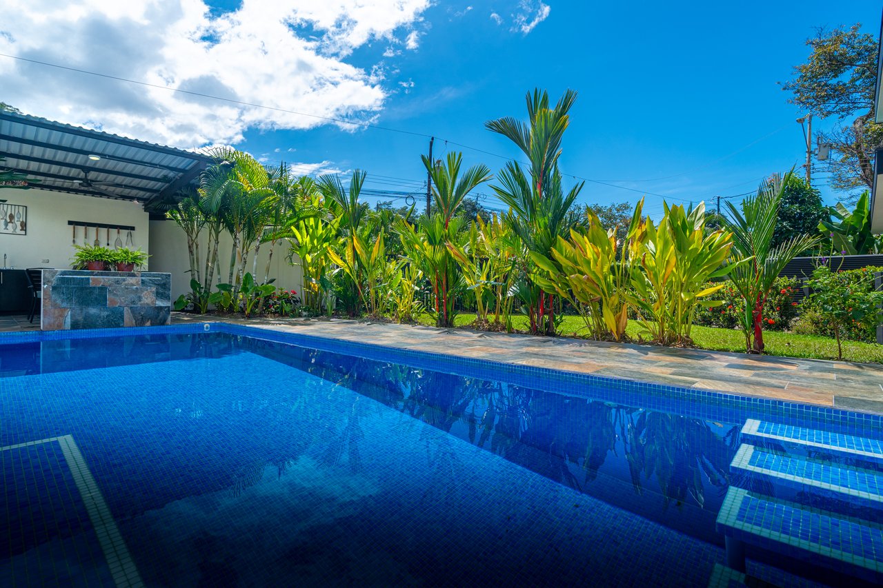 Modern 3 Bedroom Home - Walking distance to it all!