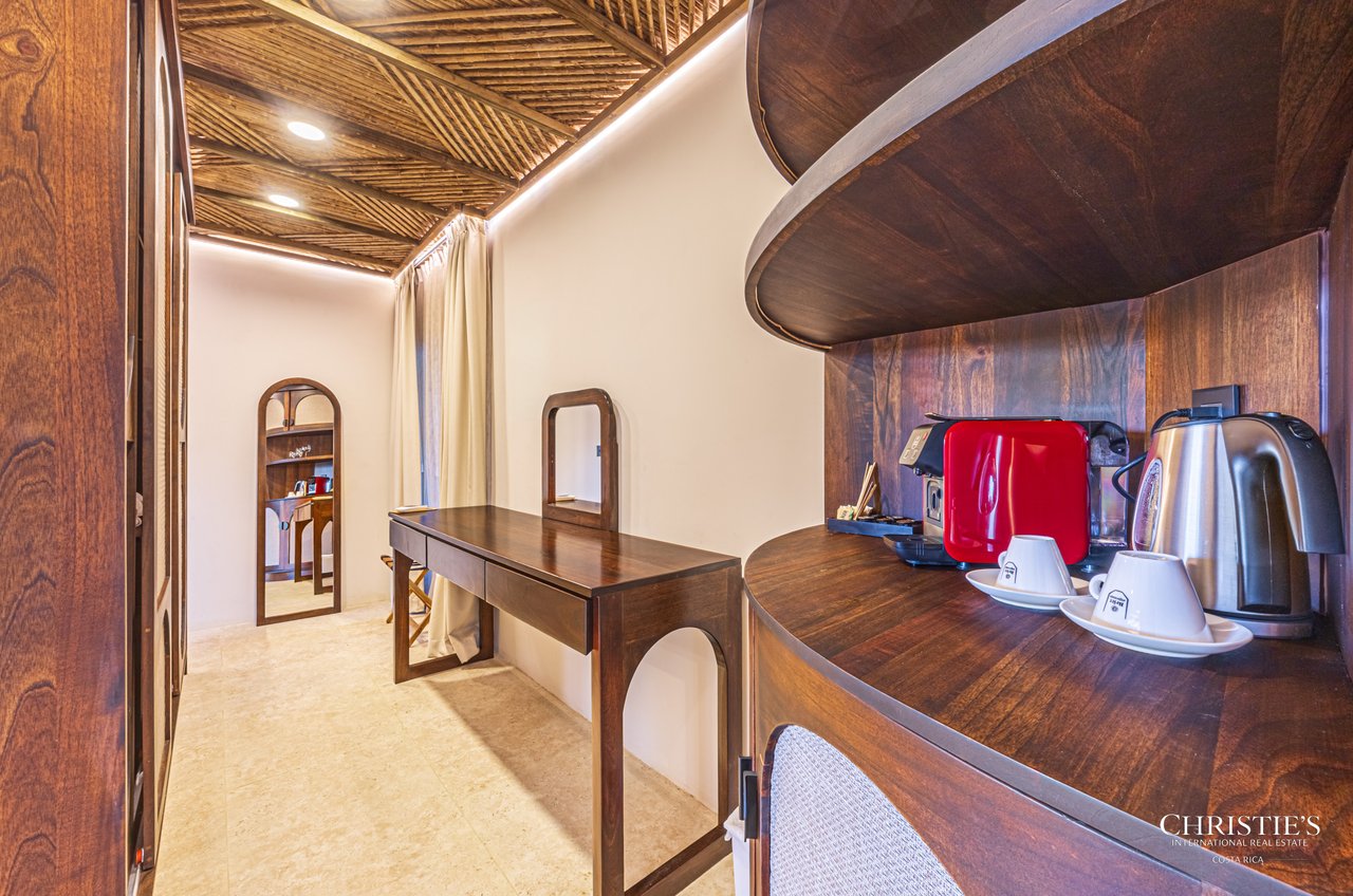 Luxury Hotel Boutique with Ocean Views | Walking distance to the beach | 13.2 Acres