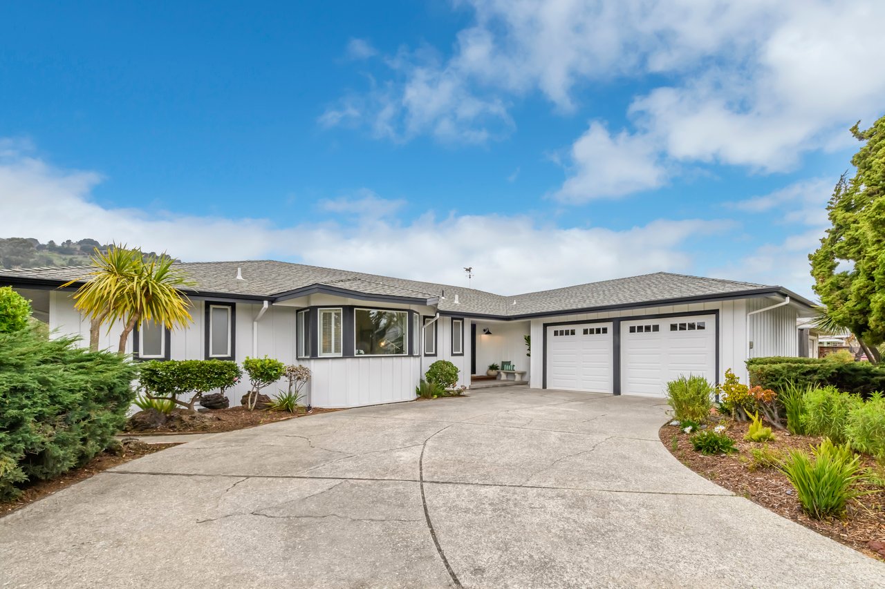 Refined Single-Level Waterfront Retreat