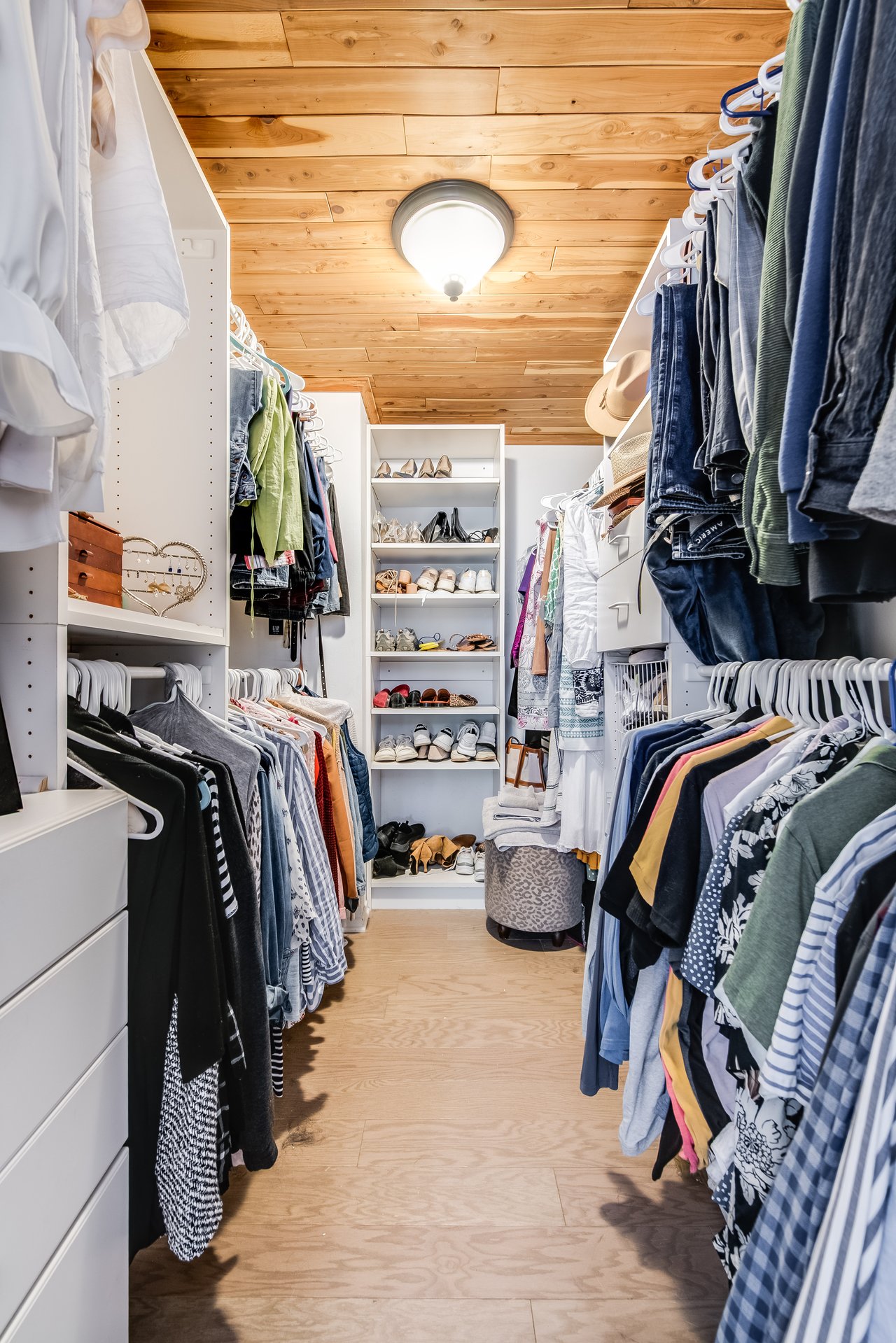 24417 Clipstone St, Woodland Hills 