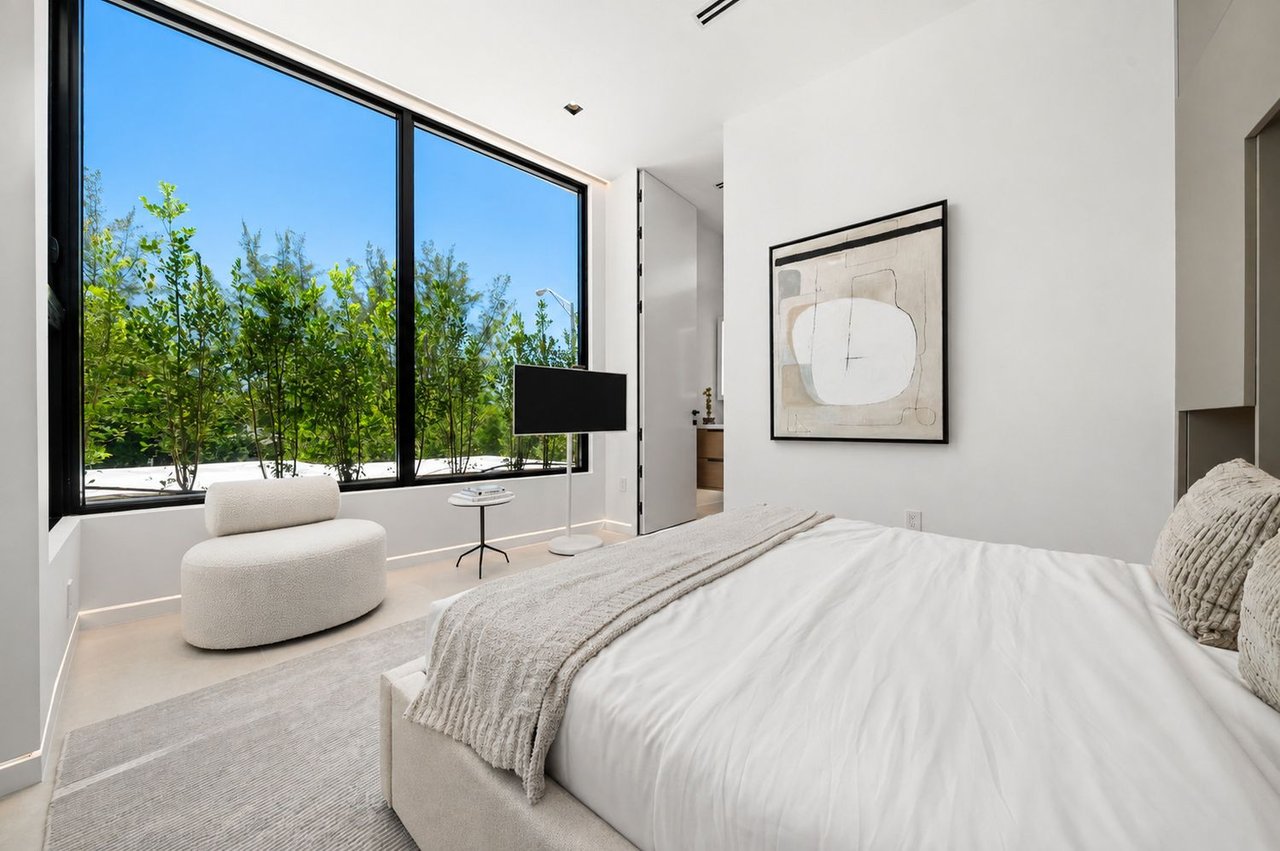 325 W 63rd St