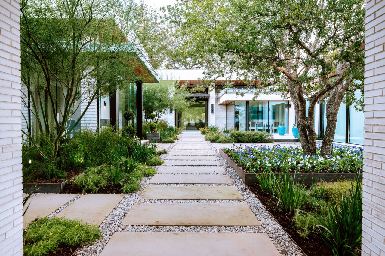 702 N Commons Ford Road