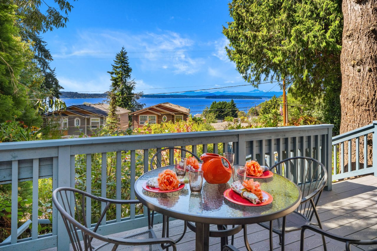 8636 Fauntleroy Place SW