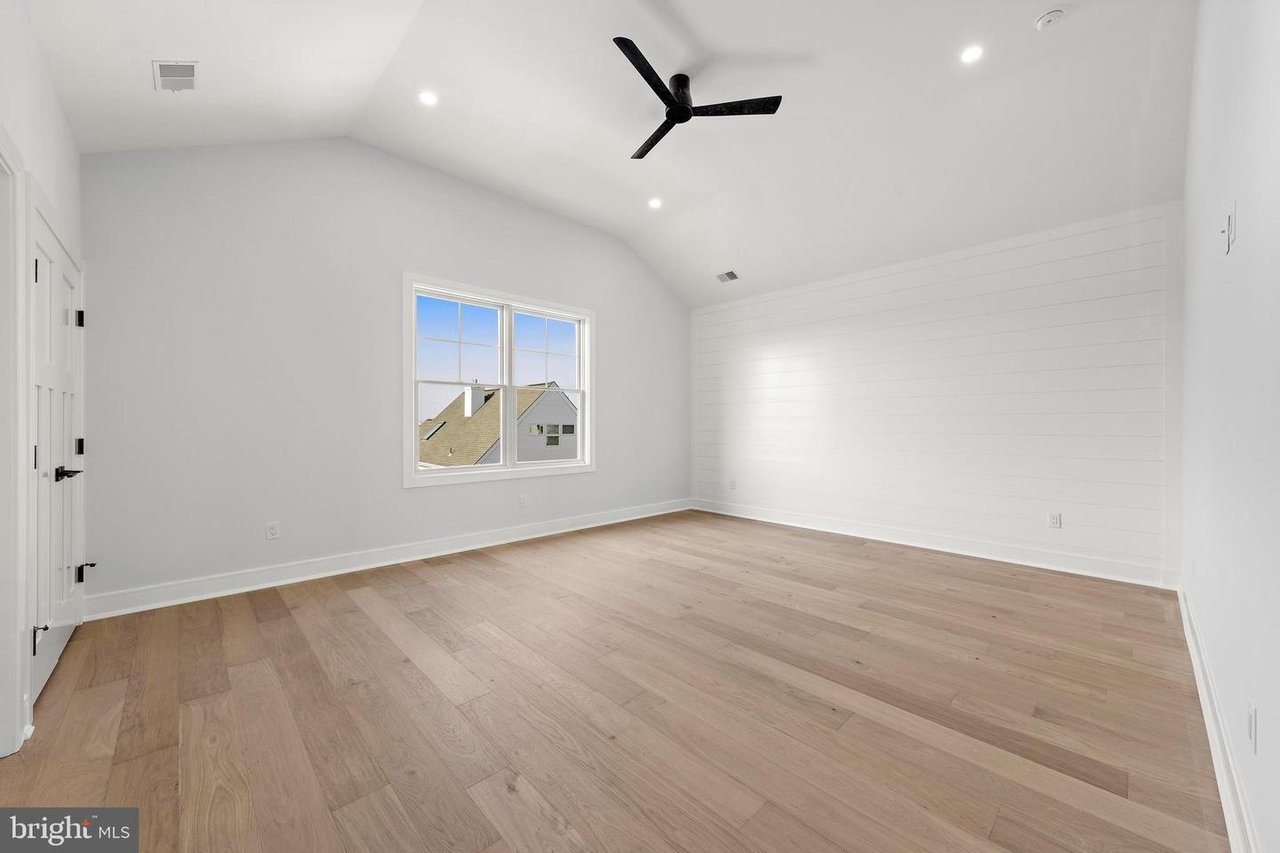 	352 N 5th St, Surf City Boro, NJ 08008