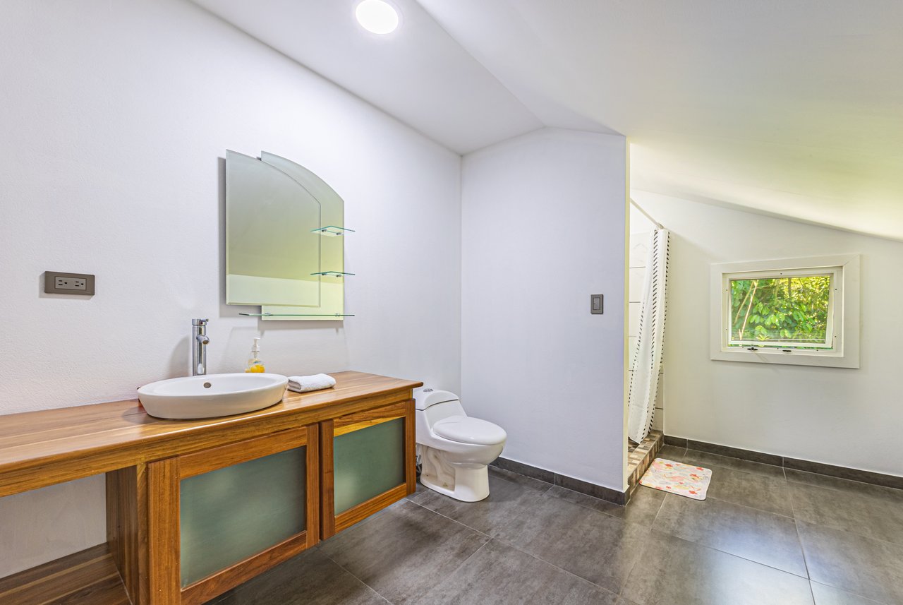 Exceptional 5-Bedroom Residence on Los Laureles Street – Prime Location & Versatile Layout