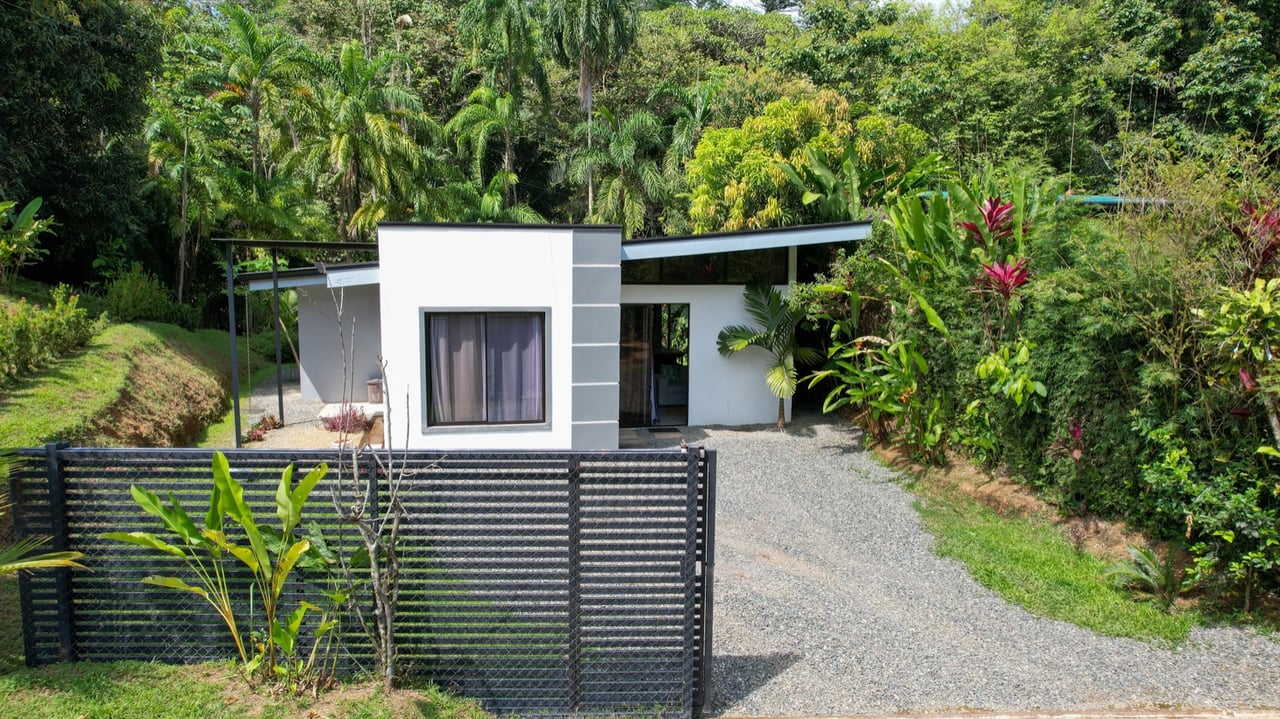 Charming Playa Hermosa Retreat – Your Tropical Paradise Awaits!