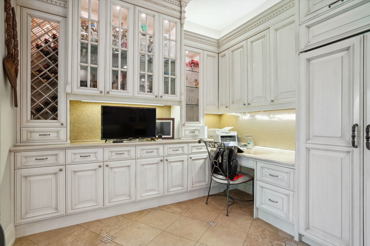 Prestigious Riverview Drive