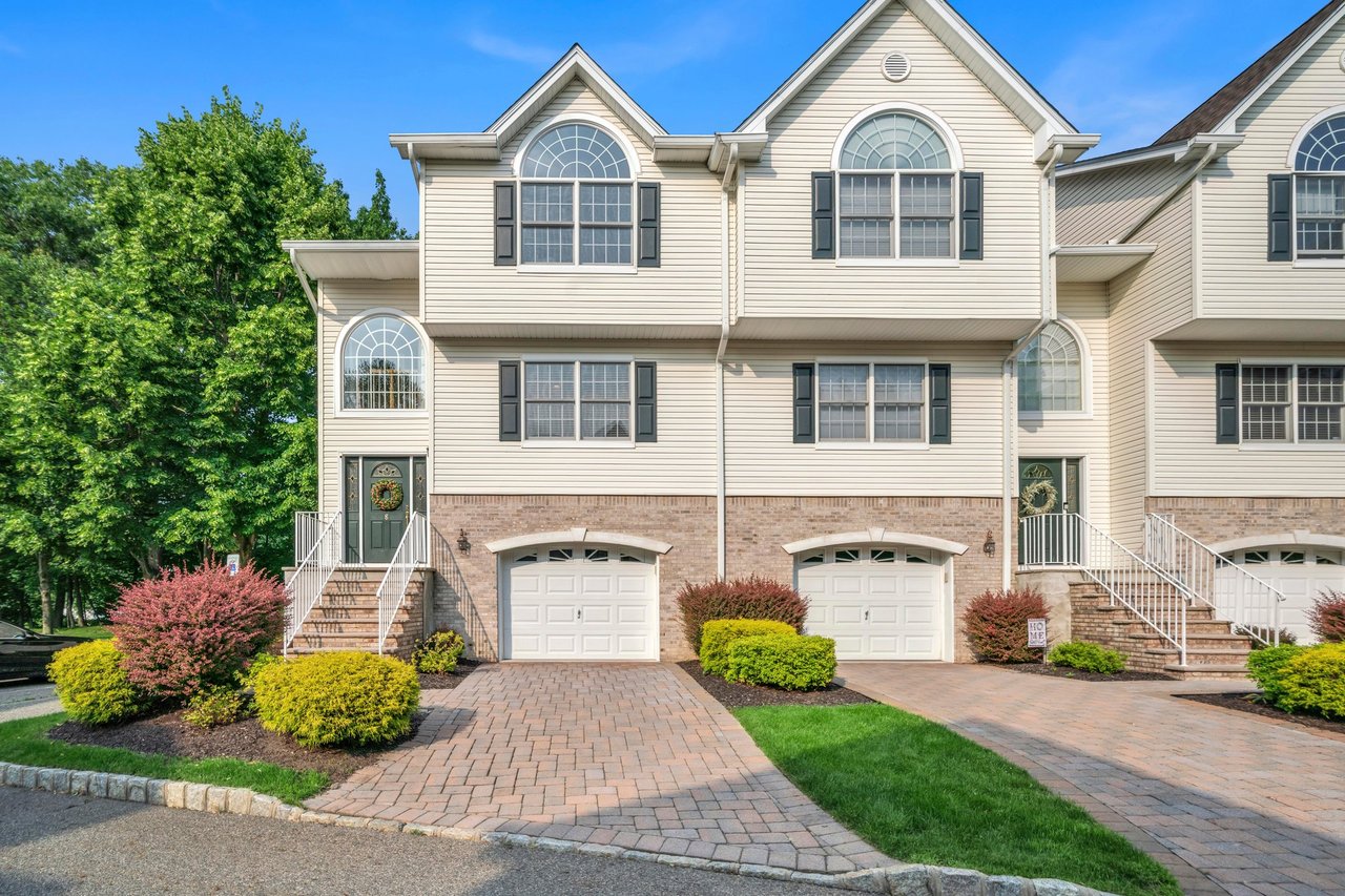 8 Sara Kathryn Way, Waldwick