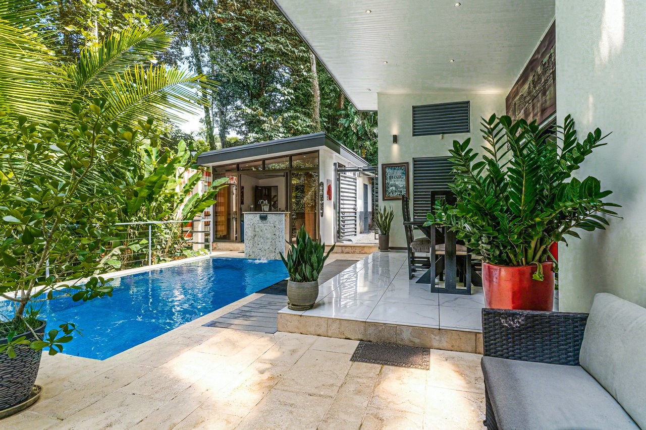 Charming 2 Bedroom Home + Studio located in heart of Uvita 