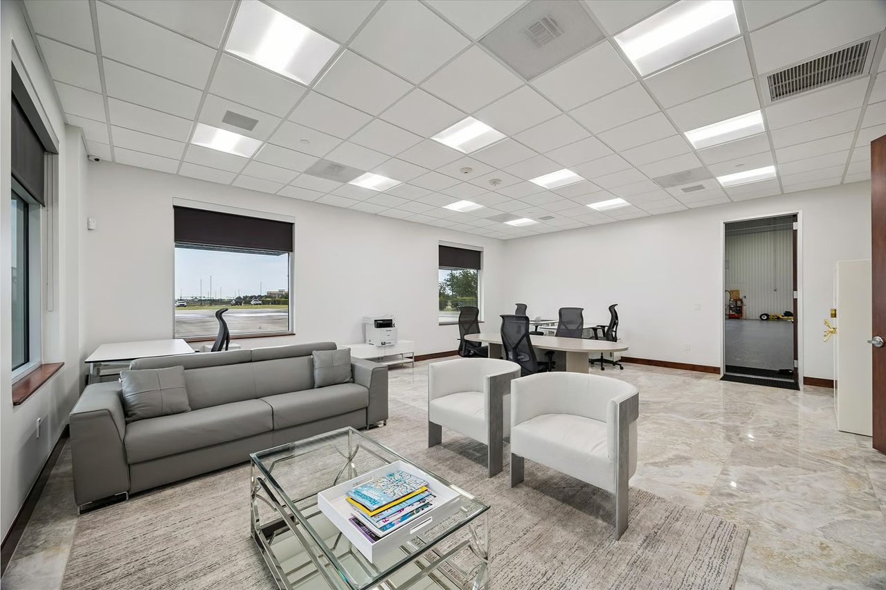 Hangar + Office - Sugar Land Regional Airport (KSGR)