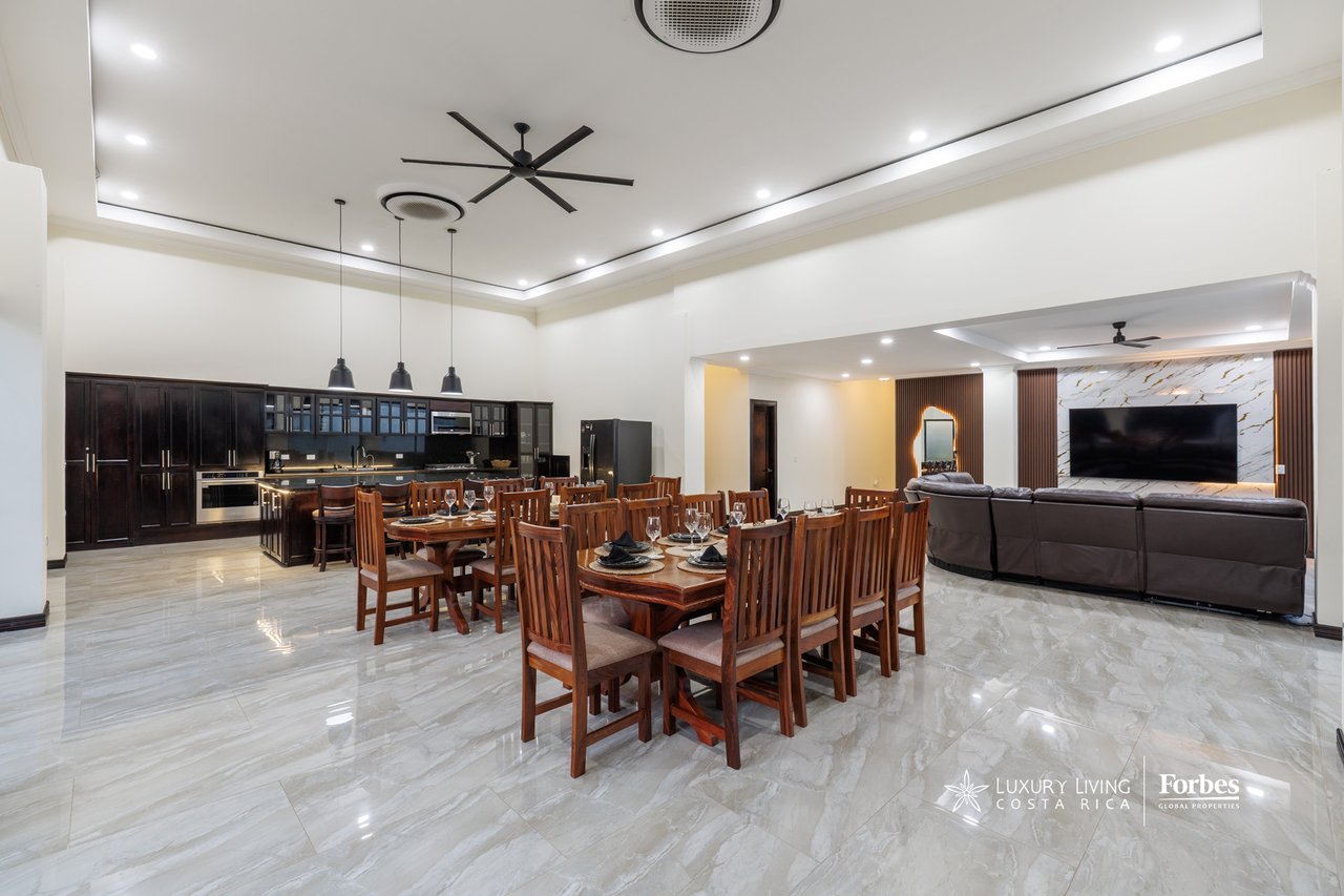 21472 - Fully Furnished Turnkey Luxury Beach Residence, 9 suites, 50 mts from Jaco Beach