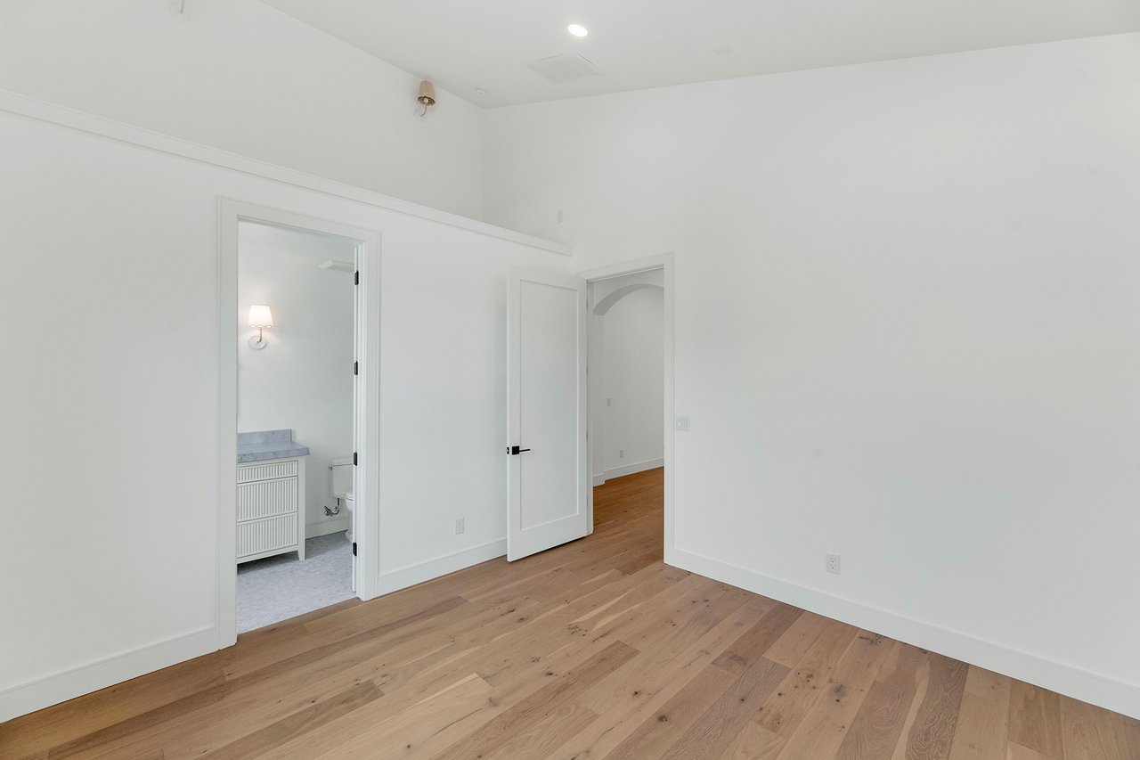 4244 N 45TH Place