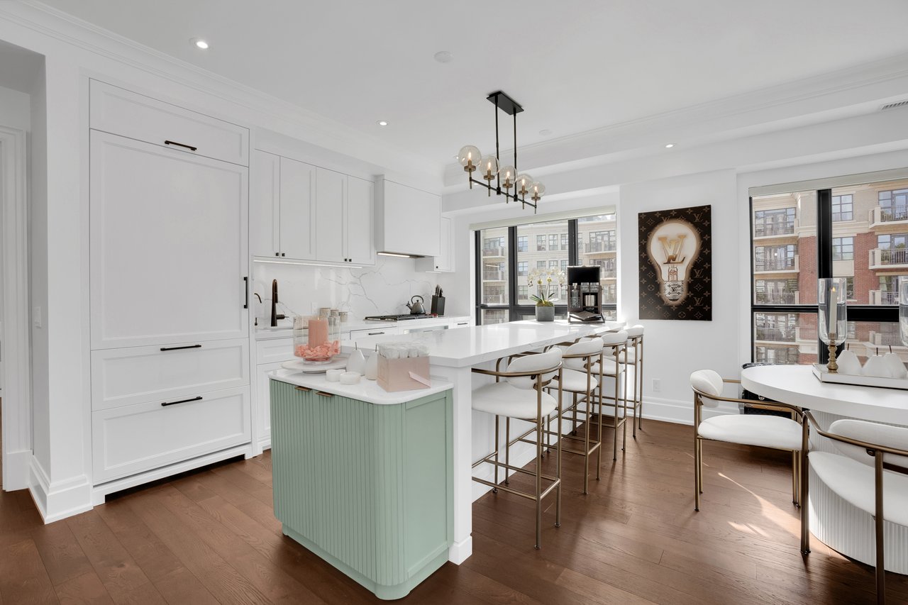 4 The Kingsway #404, Toronto Ontario