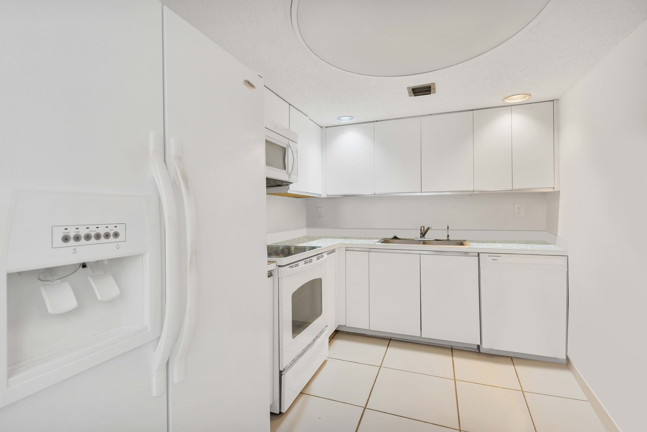 5415 Collins Ave #704 Miami Beach FL-33140