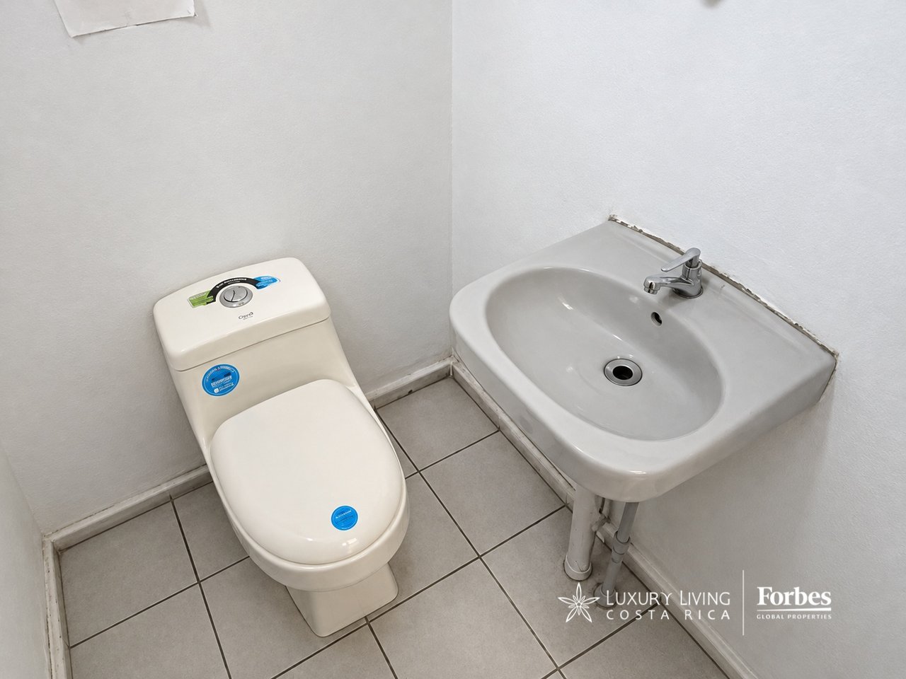 21574 - Sale of a building with an excellent location in Barrio Dent